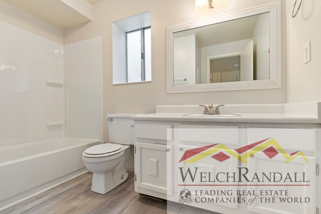 Building Photo - Charming 2 Bed 1.5 Bath Townhouse in West ...