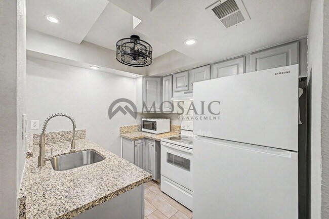 Building Photo - 461 W Holmes Ave