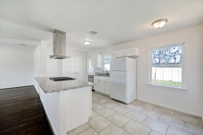 Building Photo - 2534 Roy Cir