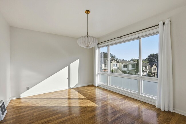 Building Photo - Spacious Three Bedroom Home in Forest Knol...