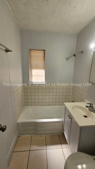 Building Photo - 1560 W 6th St