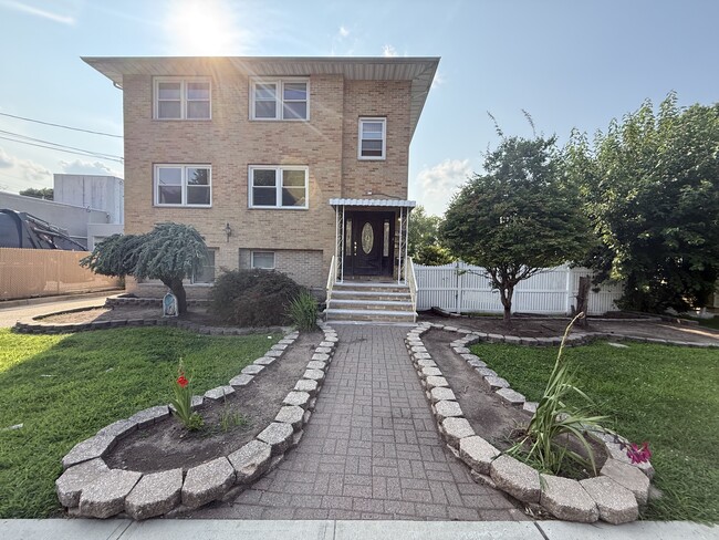 Building Photo - 286 Leonia Ave