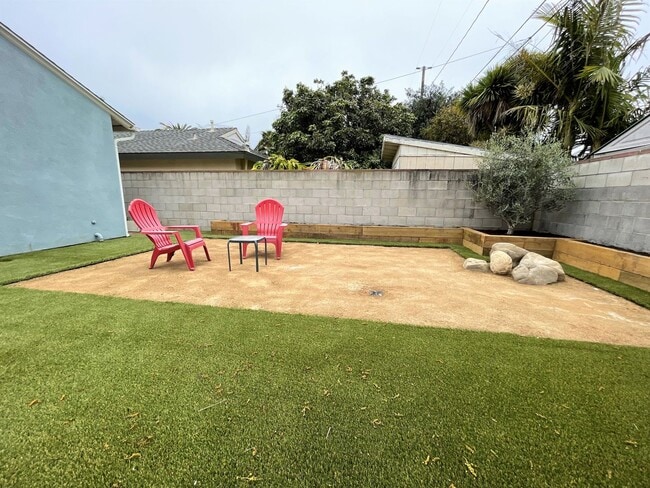 Building Photo - Quaint Home in Desirable Midtown Neighborhood!