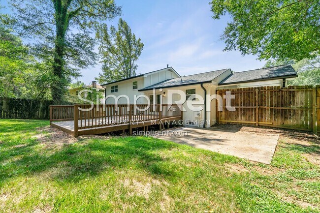 Building Photo - Newly Renovated 4/2.5 Home For Rent / First Month Free!