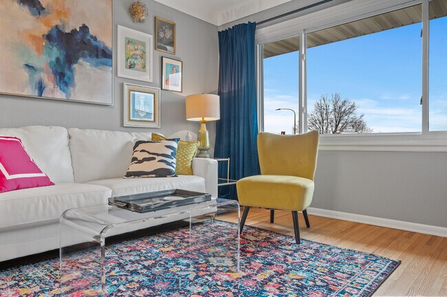 Building Photo - 248 Ruth St N