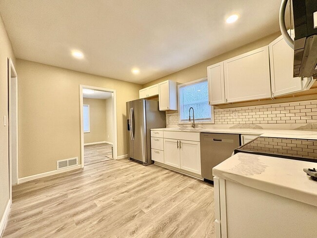 Building Photo - Updated South Bend Gem!