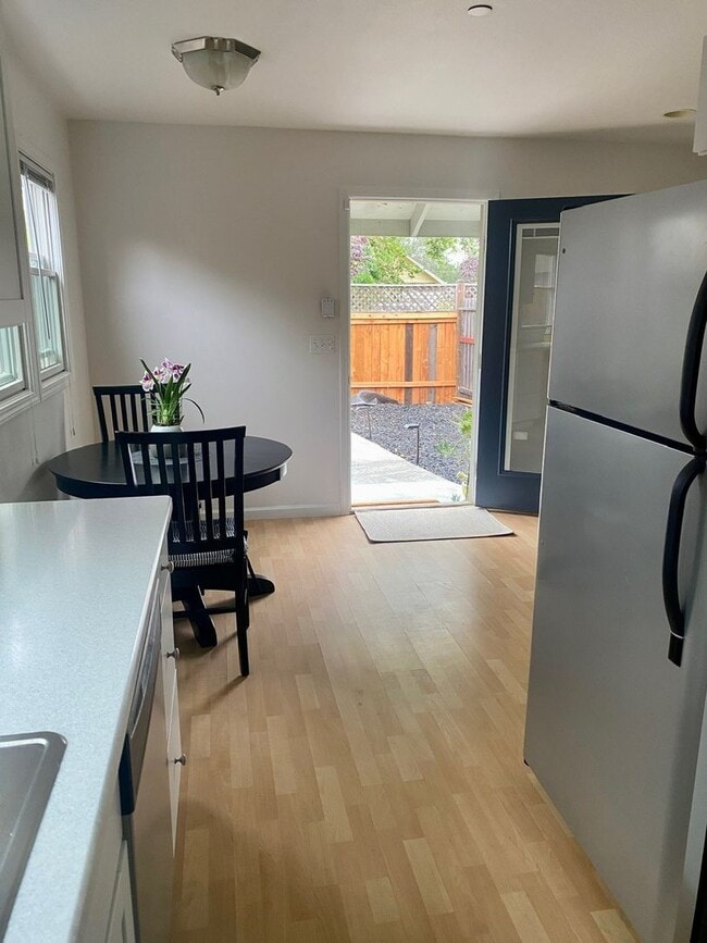 Building Photo - Charming 1BD/1BA in Desirable Petaluma Location unfurnished