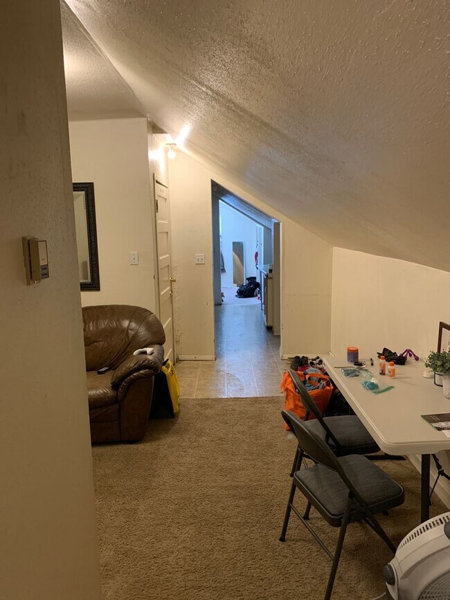 Building Photo - Quiet Upstairs Apartment in Provo |Available Now|