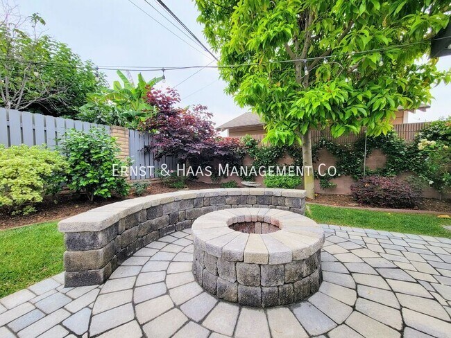 Building Photo - 2054 Pattiz Ave