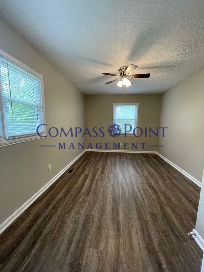 Building Photo - Newly Renovated Just For You!