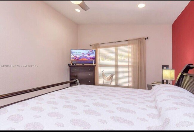 Building Photo - 1940 SE 14th Ct