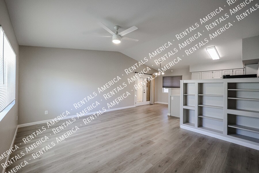 Building Photo - 3333 S Parkside Dr