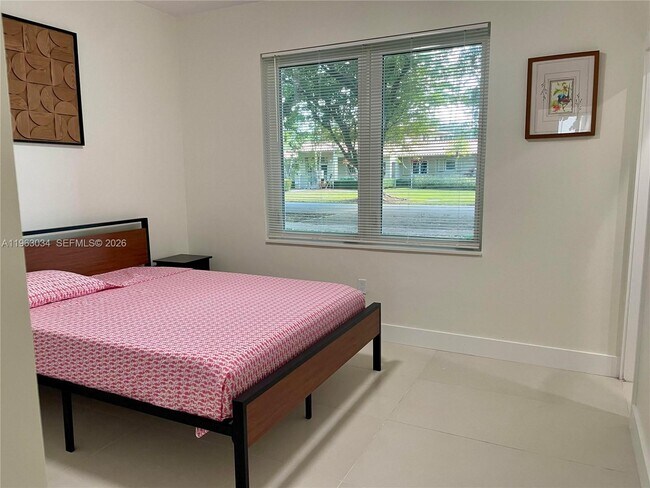 Building Photo - 5352 Orduna Dr