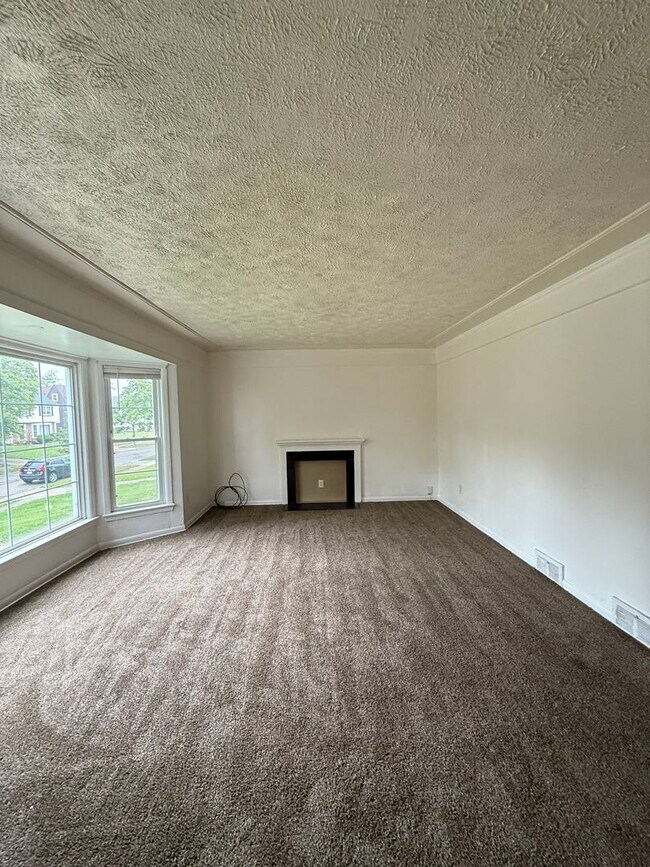 Building Photo - 3bd DOWNSTAIRS DUPLEX Shaker Section 8/Cas...