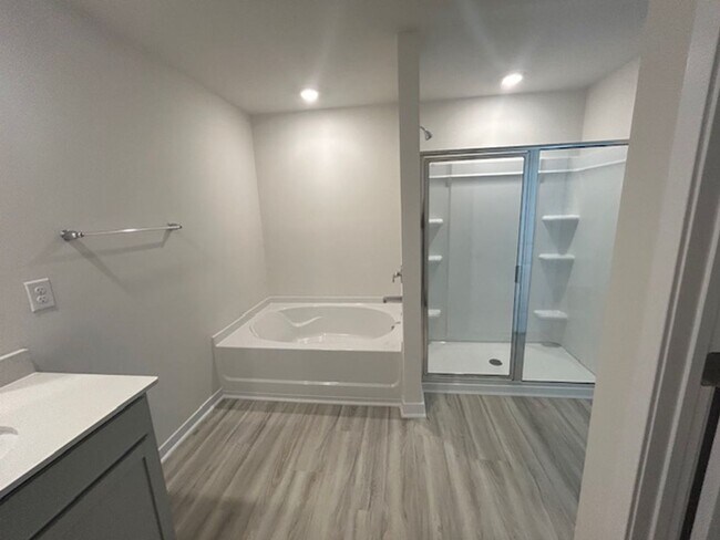 Building Photo - Move-In Ready! Modern 4BR Home in Prime Hickory Community