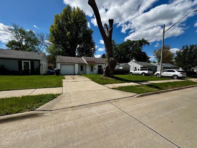 Building Photo - Updated 2 Bed Ranch Home w/ Huge Fenced Yard, Attached Garage & No Stairs – Moline
