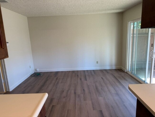 Building Photo - Updated 4 Bedroom 2.5 Bath Vacaville *Star...