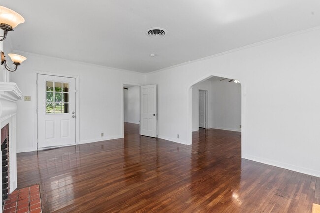 Building Photo - Historic Charm in Hillsboro!