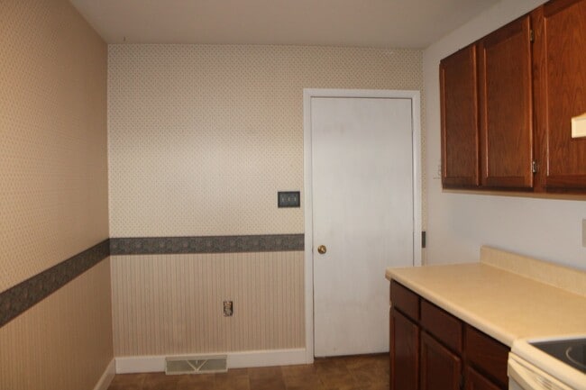 Building Photo - 2 Bedroom Townhome with Attached Garage