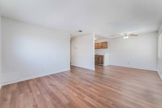 Building Photo - Cute Condo with Pool View!