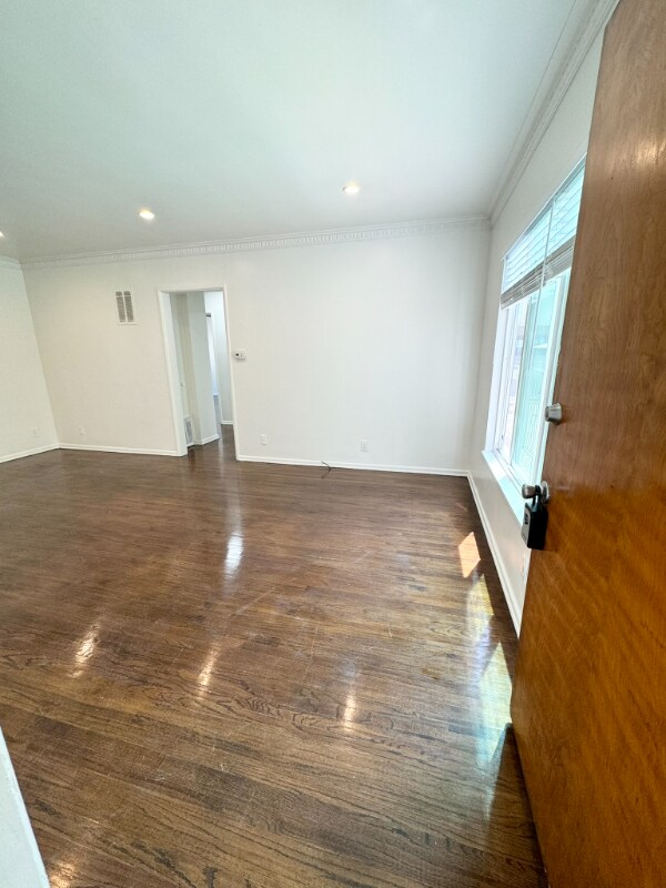 Building Photo - 905 N Sweetzer Ave