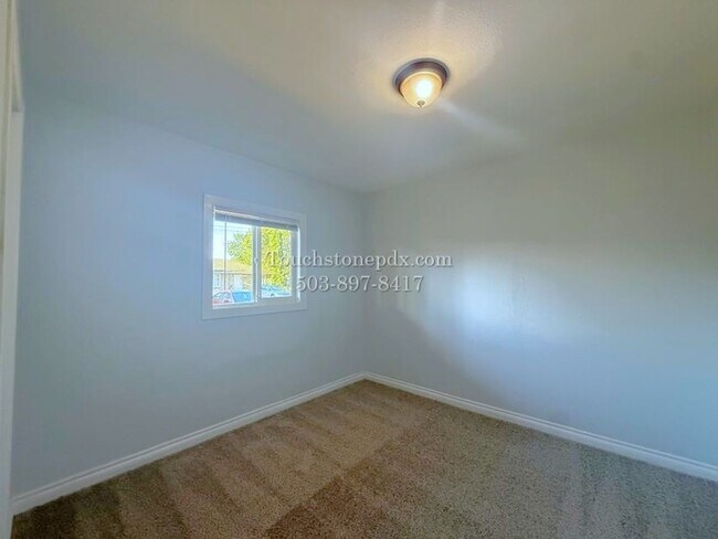 Building Photo - Brentwood-Darlington 2 Bed Apartment with Classic Charm and Parking