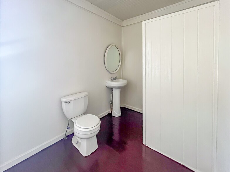 Building Photo - 142 Windsor Ave