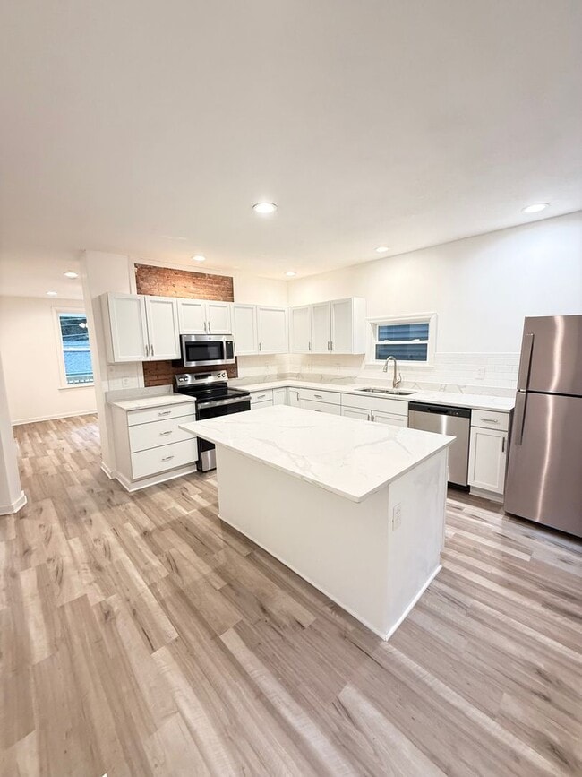 Building Photo - Newly Remodeled 2 or 3 Bedroom In Upper La...