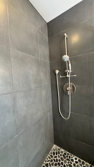 Building Photo - 2825 King Edward Dr