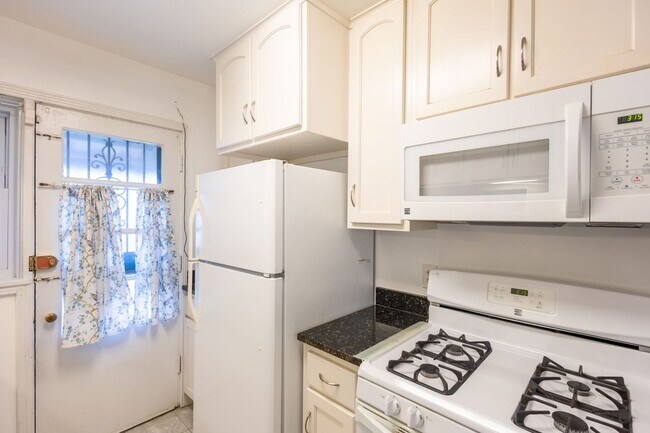 Building Photo - Lovely 3 BR/2 BA Semi-Detached Home in Nor...