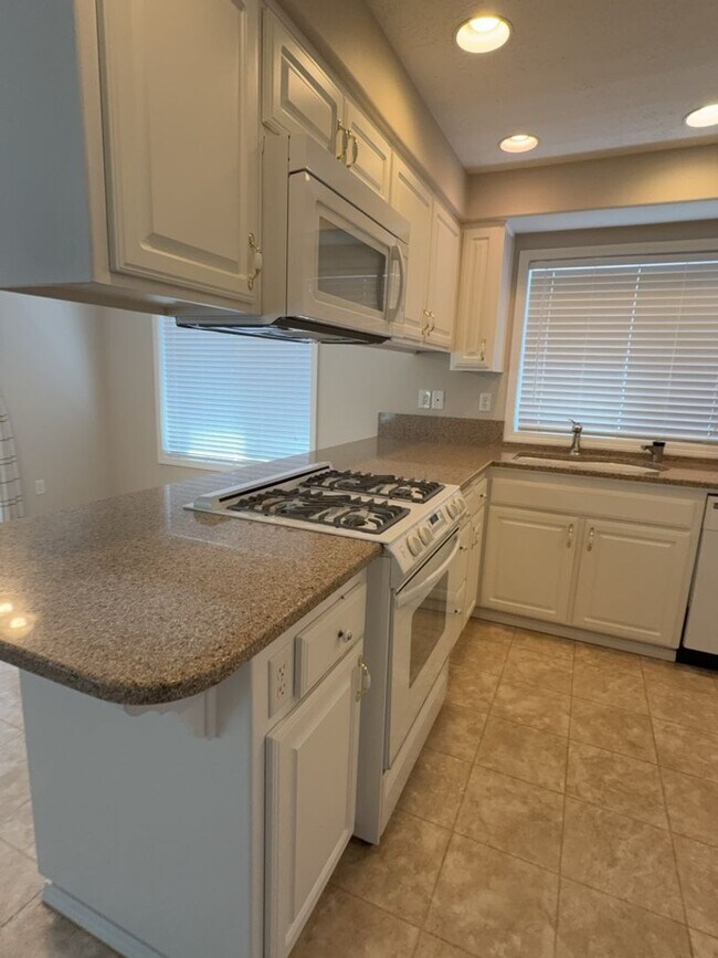 Building Photo - Three Bedroom, Two Bath in the Vineyards N...