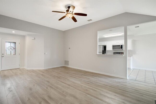 Building Photo - 809 Deercreek Ln