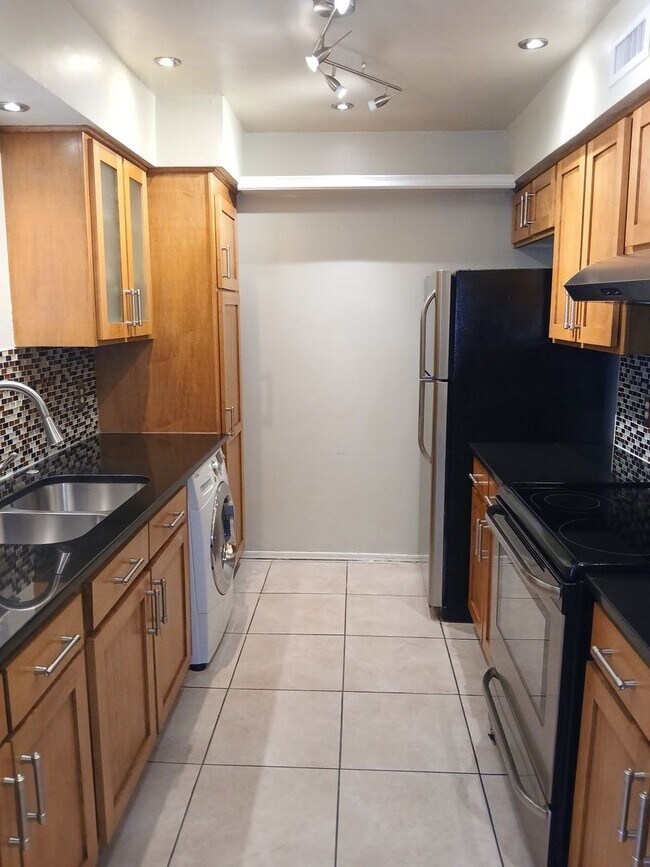 Building Photo - 2 Bedroom, 1 Bath Condo Near 75 and Walnut...