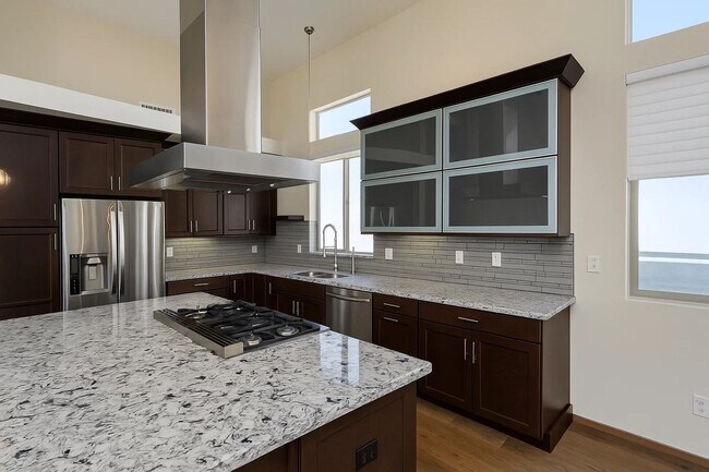 Building Photo - Rare 4-Bedroom Find in Redondo Beach