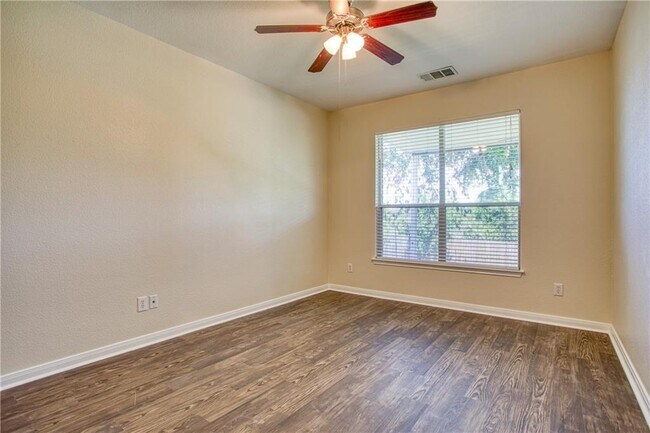 Building Photo - 1107 Middle Brook Dr