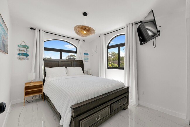 Building Photo - 1433 NE 53rd Ct