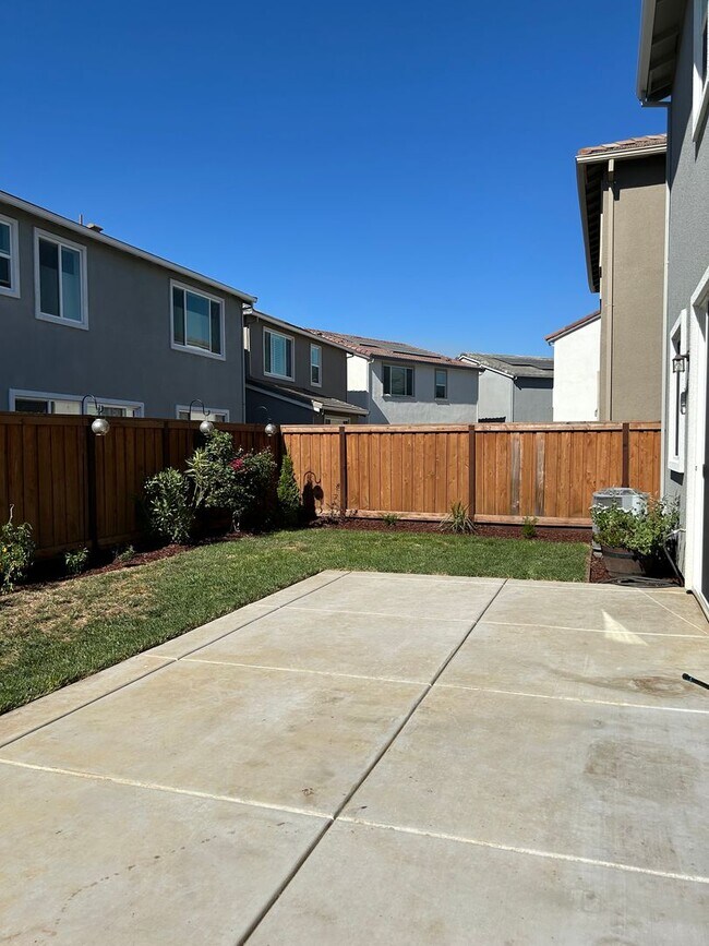 Building Photo - PET FRIENDLY