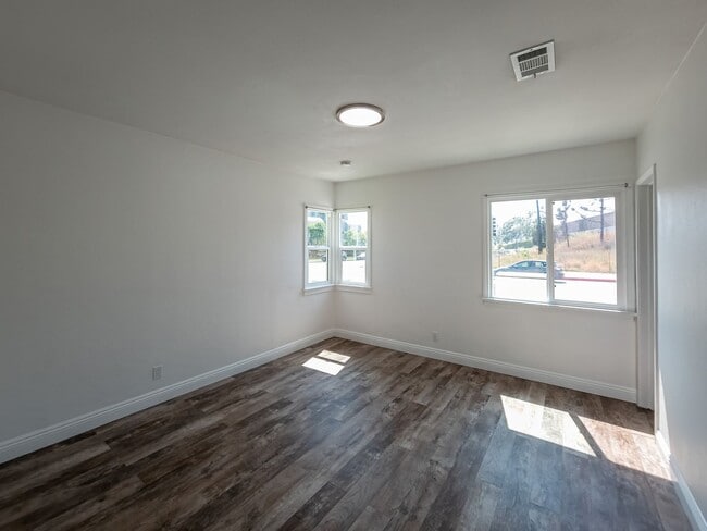 Building Photo - Elegant 3BD/2BA Oasis in the Heart of Glen...