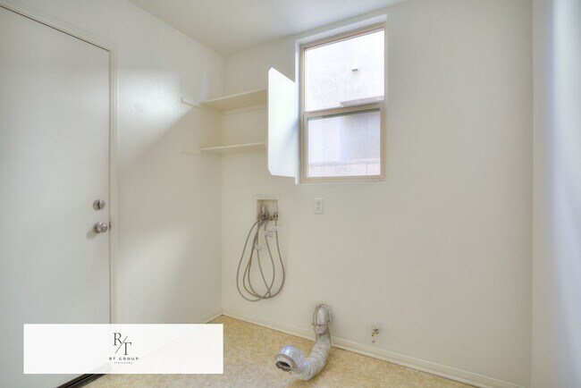 Building Photo - Beautiful 2-story home located in a gated community