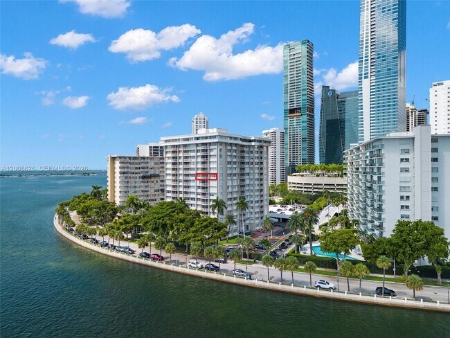 Building Photo - 1420 Brickell Bay Dr