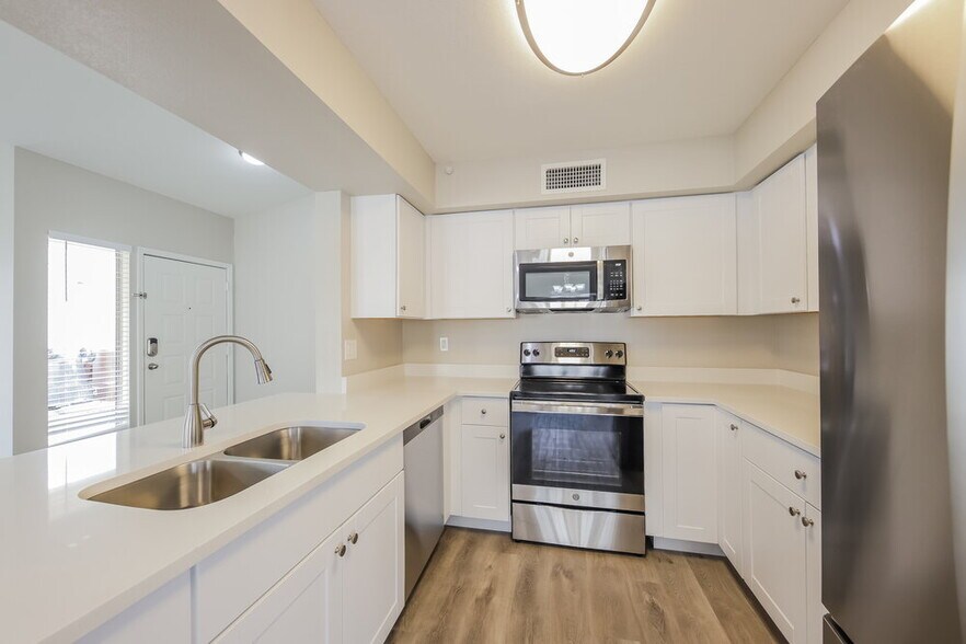 Building Photo - 8810 W Grovers Ave