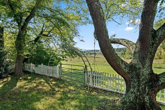 Building Photo - Spacious Updated Ranch