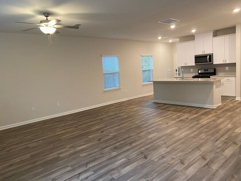 Building Photo - 151 Cedar Ln