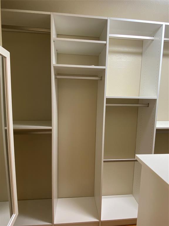 Building Photo - 2114 Winding Hollow Dr