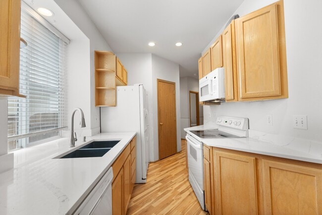 Building Photo - Spacious Townhome with Fenced In Back Yard