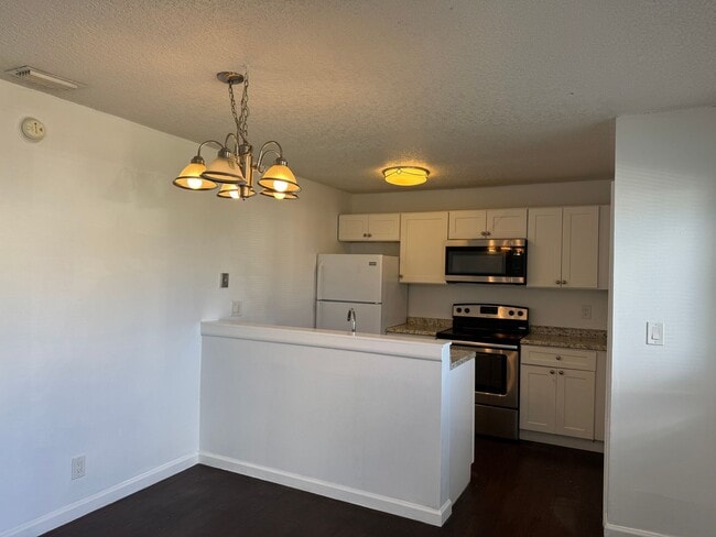 Building Photo - $1750 2 Bedroom 1 Bath ~*~ June Free! (Hab...