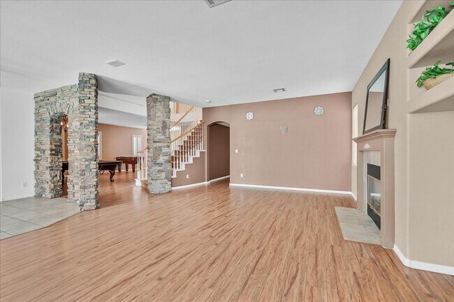 Building Photo - 881 Brunellos Ave
