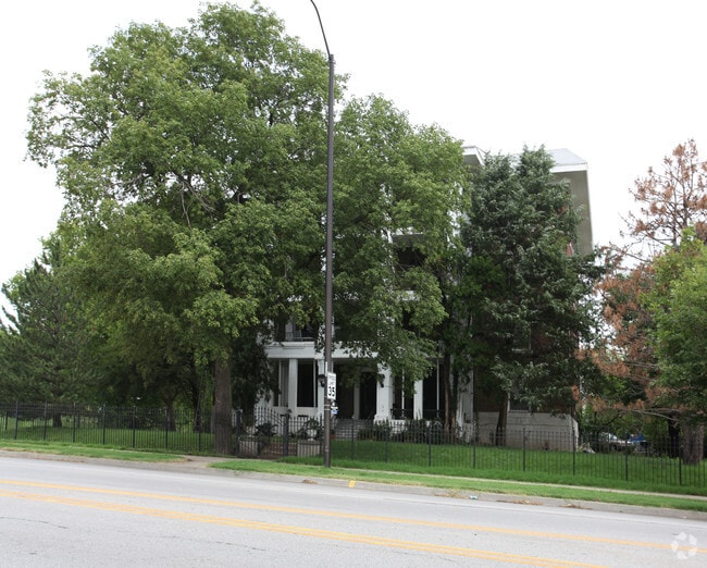 Building Photo - 2102-2104 E Linwood Blvd