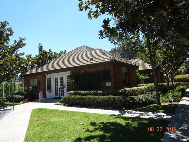 Building Photo - 4 Bedroom House