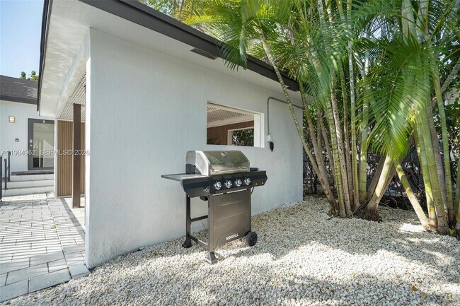 Building Photo - 920 SW 9th St